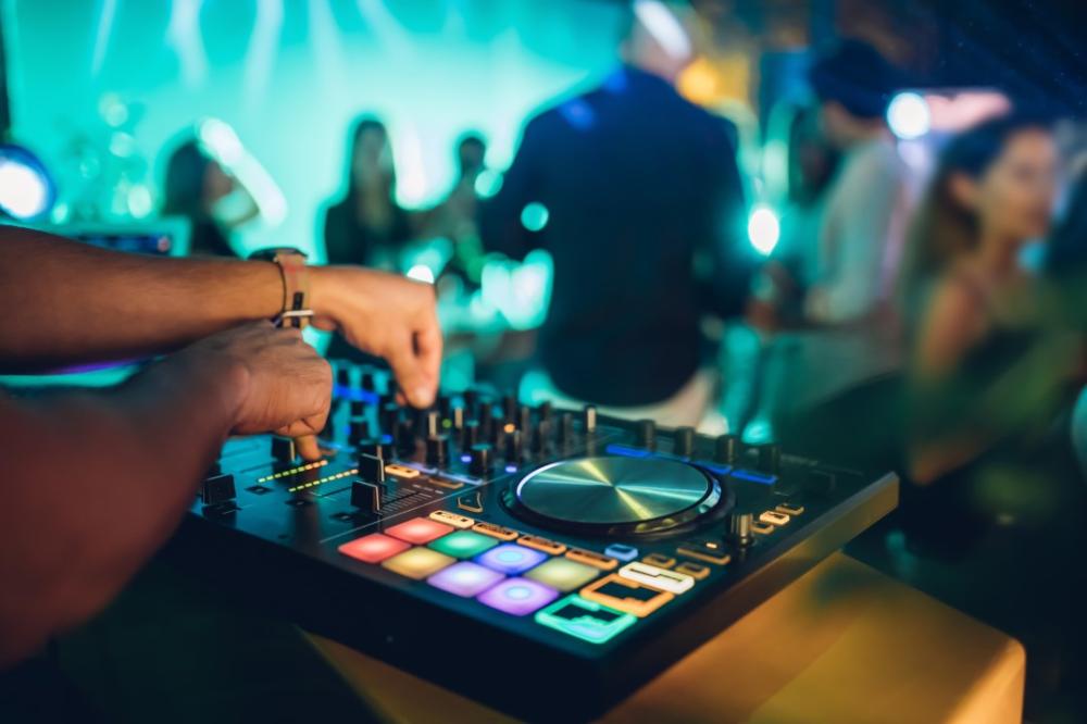 DJ